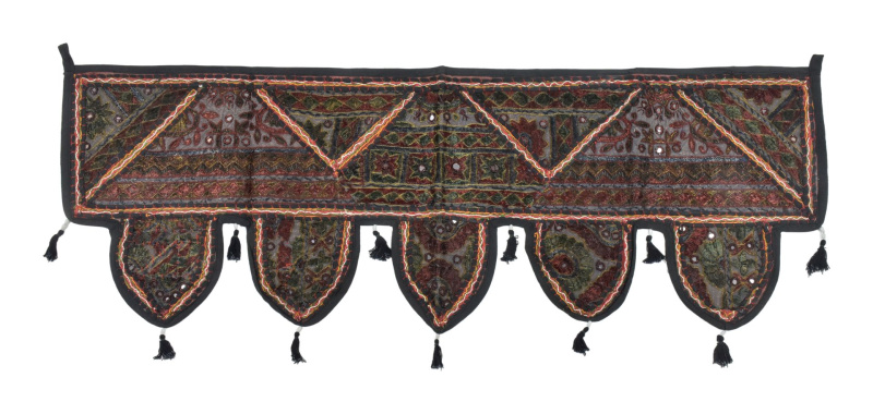 Sanu Babu Závěs nad dveře, řetězová výšivka, sklíčka, bambulky, 103x36cm (ZG)