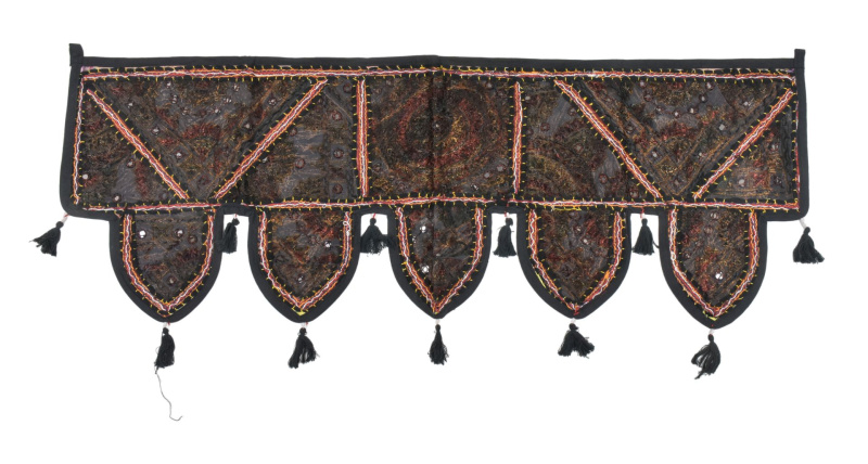 Sanu Babu Závěs nad dveře, řetězová výšivka, sklíčka, bambulky, 103x36cm (ZH)