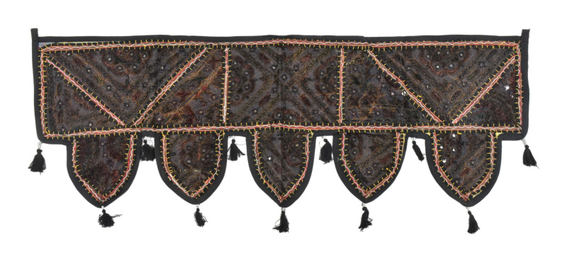 Sanu Babu Závěs nad dveře, řetězová výšivka, sklíčka, bambulky, 103x36cm (ZJ)