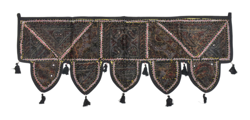 Sanu Babu Závěs nad dveře, řetězová výšivka, sklíčka, bambulky, 103x36cm (ZK)