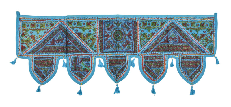 Sanu Babu Závěs nad dveře, řetězová výšivka, sklíčka, bambulky, 103x36cm (ZQ)