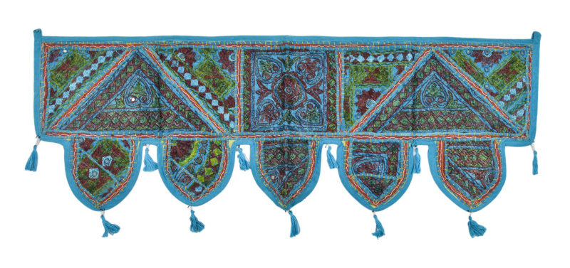 Sanu Babu Závěs nad dveře, řetězová výšivka, sklíčka, bambulky, 103x36cm (ZR)