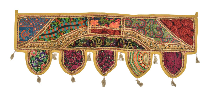 Sanu Babu Závěs nad dveře, ručně vyšívaný, bambulky, 103x36cm (AB)