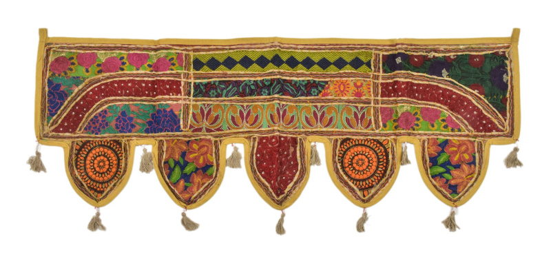 Sanu Babu Závěs nad dveře, ručně vyšívaný, bambulky, 103x36cm (AD)