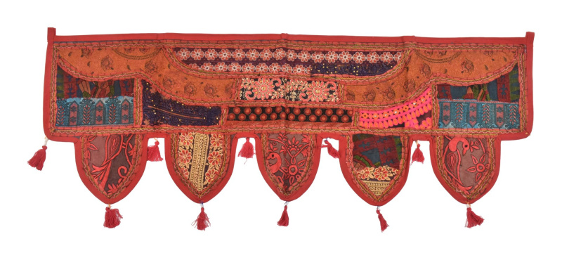 Sanu Babu Závěs nad dveře, ručně vyšívaný, bambulky, 103x36cm (AE)