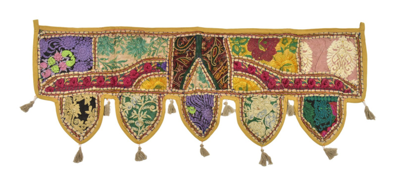 Sanu Babu Závěs nad dveře, ručně vyšívaný, bambulky, 103x36cm (AF)