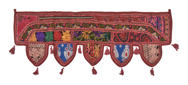 Sanu Babu Závěs nad dveře, ručně vyšívaný, bambulky, 103x36cm (AH)