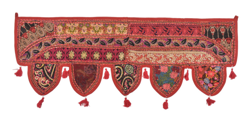 Sanu Babu Závěs nad dveře, ručně vyšívaný, bambulky, 103x36cm (AL)