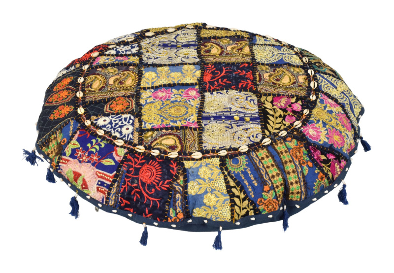 Sanu Babu Meditační polštář, ručně vyšívaný Kutch Design, s mušličkami, kulatý, 70x15cm (DB)