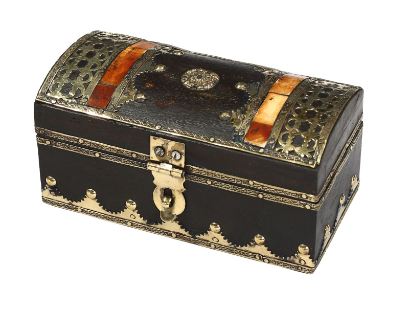 Sanu Babu Dřevěná truhlička zdobená mosazným kováním, vykládaná kostí, 15x8x8cm