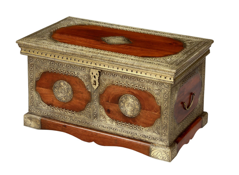Sanu Babu Truhla z mangového dřeva zdobená mosazným kováním, 77x43x41cm