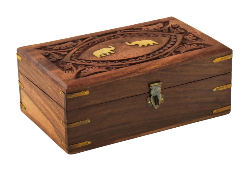 Sanu Babu Šperkovnice ze dřeva, ručně vyřezávaná, mosazná intarzie, 22x14x9cm