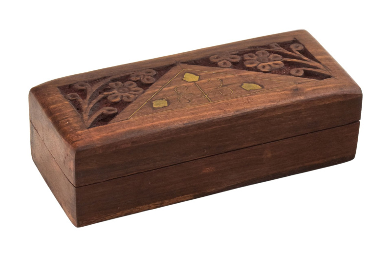 Sanu Babu Šperkovnice ze dřeva, ručně vyřezávaná, mosazná intarzie, 13x6x4cm (1J)