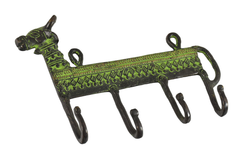 Sanu Babu Věšáček kráva, "Tribal Art", zelená patina, mosaz, 21cm