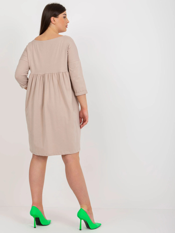 Šaty Plus Size RV-SK-8529.37P RELEVANCE Barva: Béžová, Velikost: UNI