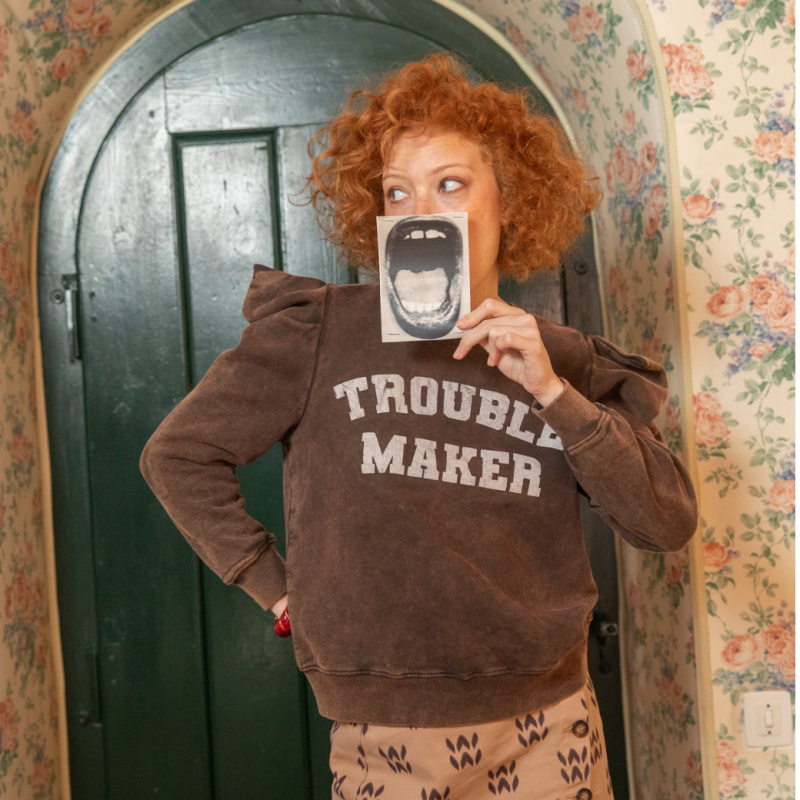 SISTERS DEPARTMENT Mikina brown - trouble maker Velikost: M