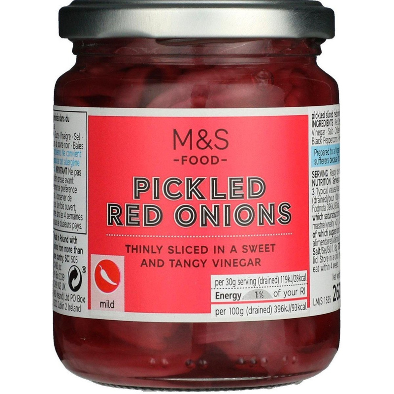 Marks & Spencer Krájená červená cibule nakládaná ve sladkokyselém kořeněném nálevu
