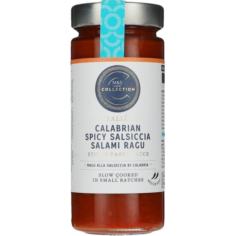 Marks & Spencer Rajčatová omáčka s kousky nasolené kalábrijské vepřové klobásy v hovězím střívku a s červeným vínem