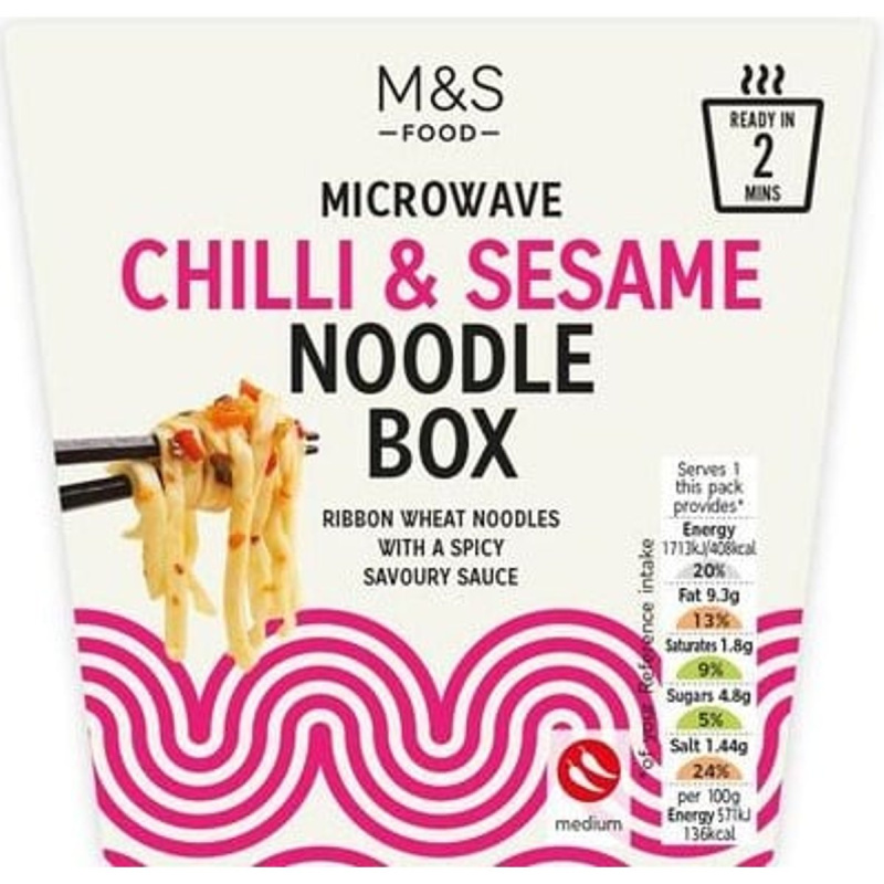 Marks & Spencer Pšeničné nudle se zeleninovou omáčkou s chilli a sezamem