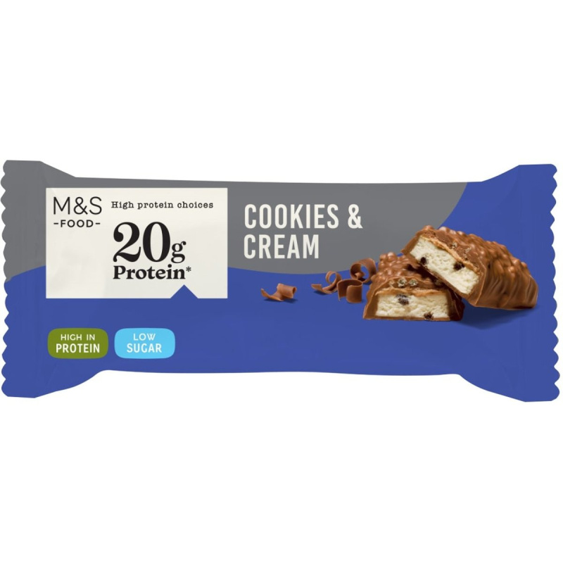 Marks & Spencer Proteinová tyčinka s příchutí sušenek se smetanou máčená v mléčné čokoládě s přidaným sladidlem