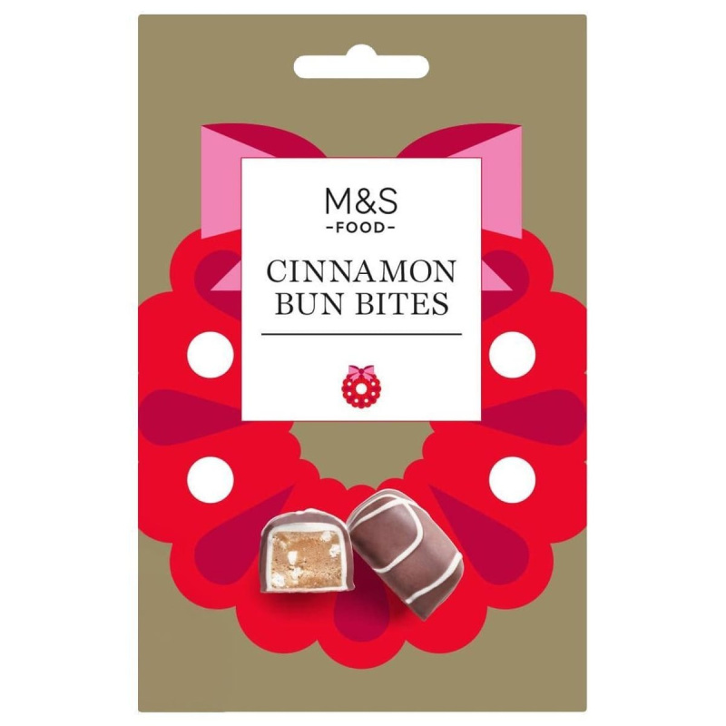 M&S Chuťovky z máslového karamelu se sušenkovou drobenkou (5 %), mletou skořicí a mletou skořicí čínskou máčené v bílé a mléčné čokoládě a ozdobené bí