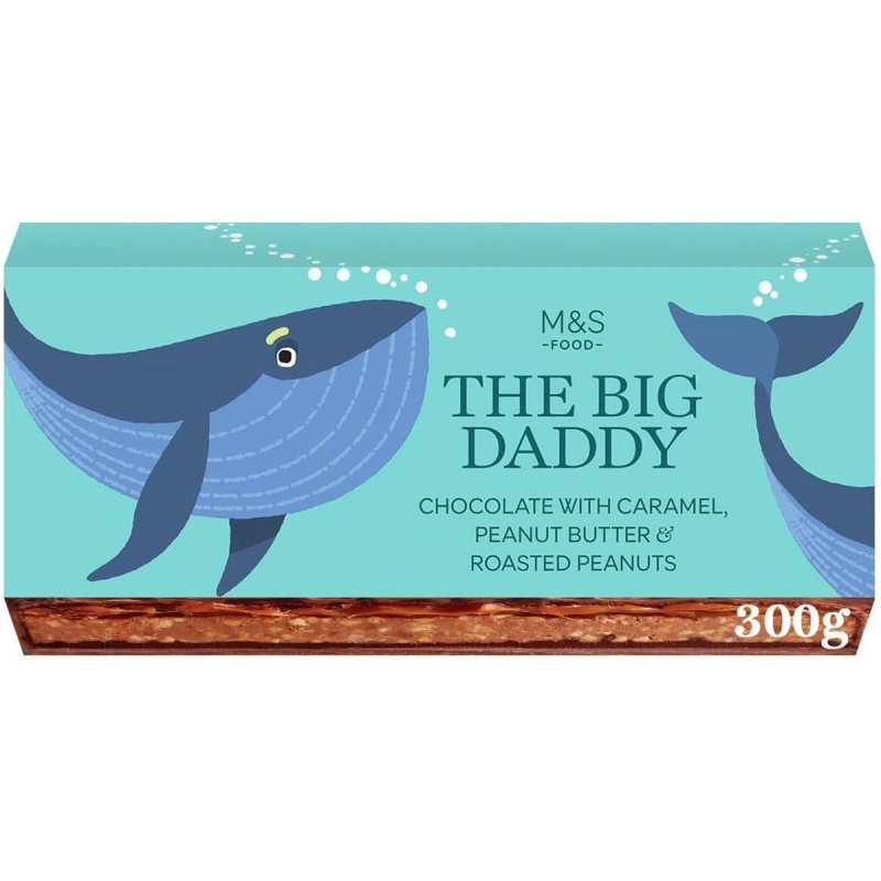 Marks & Spencer Tyčinka z mléčné a hořké čokolády plněná arašídovým krémem s kousky pražených arašídů, s vrstvou měkkého karamelu