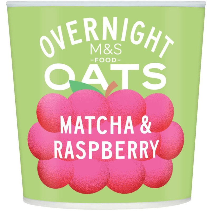 Marks & Spencer Ovesné vločky s kousky mrazem sušených jablek a malin a zeleným čajem matcha v prášku pro přípravu kaše přes noc