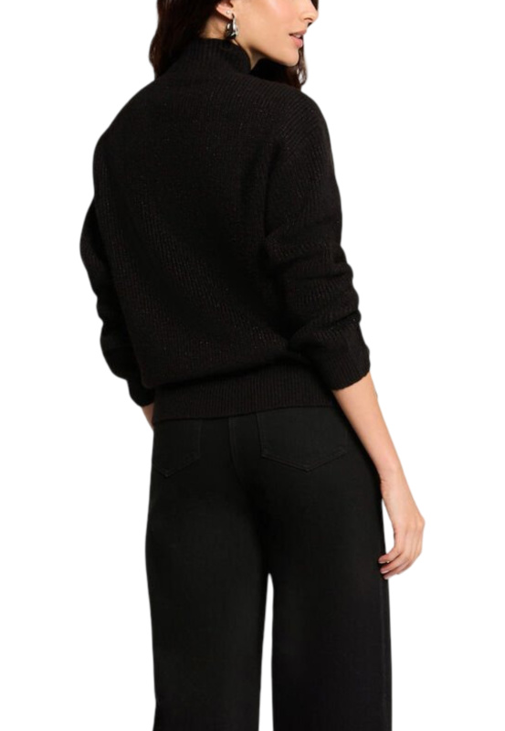 Černý rolákový svetr s ozdobnými knoflíčky