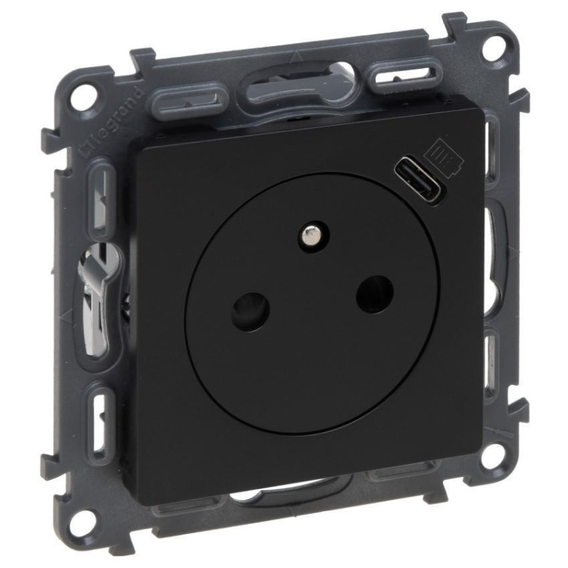 Legrand Zásuvka 2P + T s USB-C nabíječkou 7,5 W Valena Life, černá