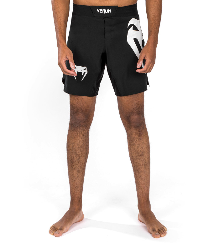 Venum Light 5.0 Fight Shorts - Black/White Velikost: XL