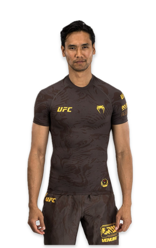 UFC Fusion by Venum Fight Week Men’s Performance Short Sleeve Rashguard - Earthen Brown Velikost: M