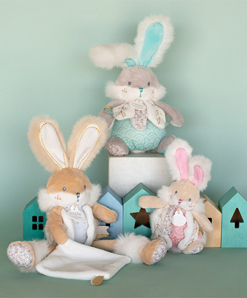 Doudou et Compagnie Paris Doudou hračka zajíček s chrastítkem a úchytem na dudlík 21 cm bílá
