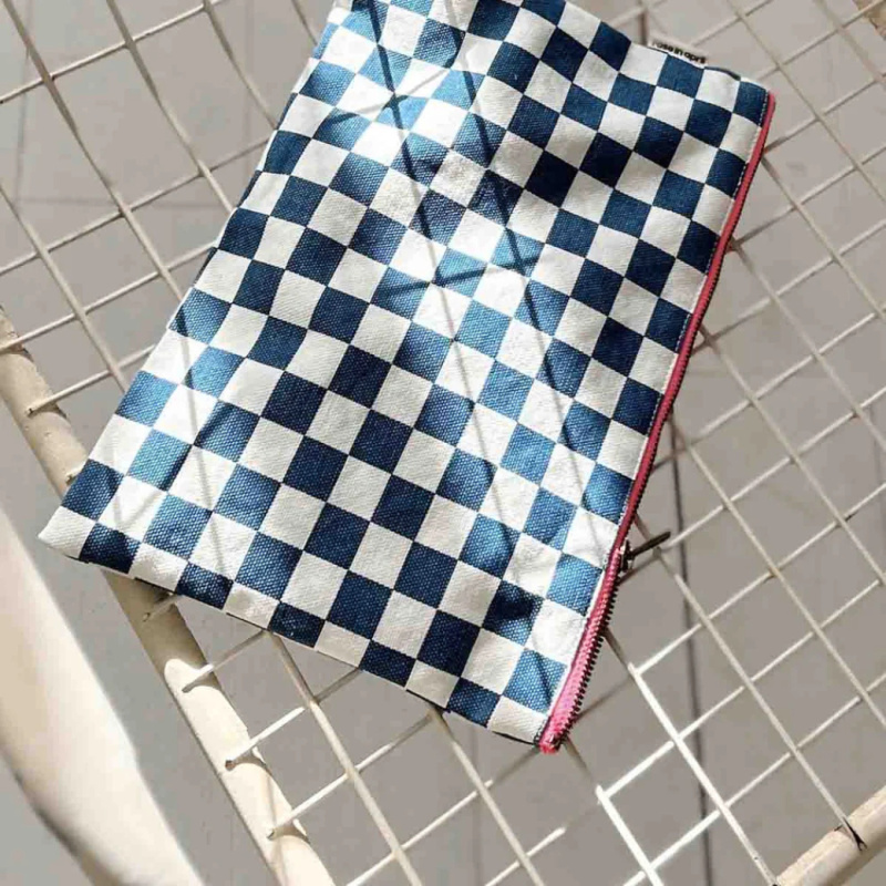 ROSE IN APRIL Pouzdro LILI - Ecru / Navy blue Checkerboard