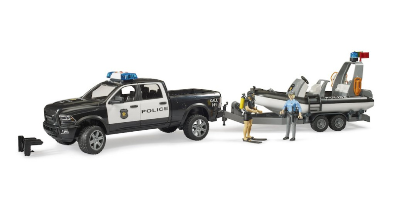 Bruder RAM Policejní auto s člunem a se dvěma figurkami