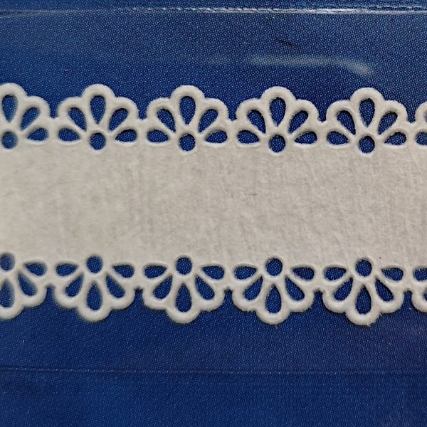 Samolepicí papírová krajkovaná stuha č.4 - bílá (1ks)