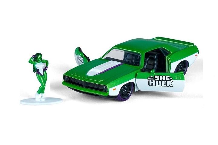 Jada She-Hulk Plymouth Barracuda 1973 1:32 s figurkou