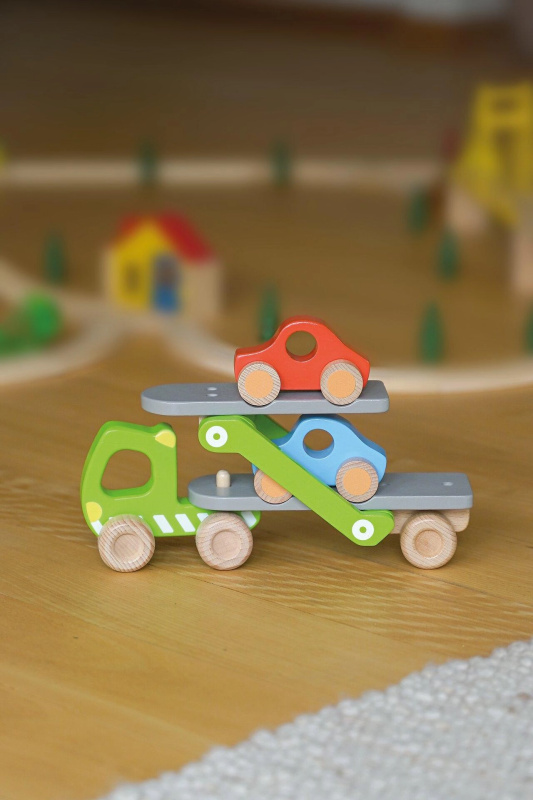 Auto - Dřevěný autotransportér se dvěma autíčky (Goki)