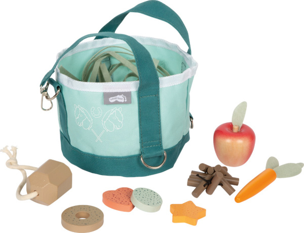 Sada pro krmení koní s krmivem a pamlsky