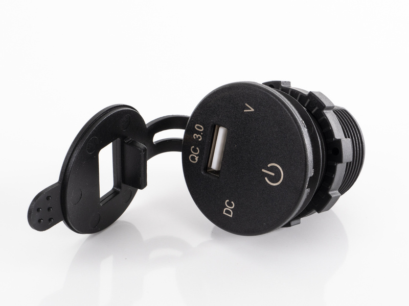 CARBEST Digitální LED voltmetr s integrovanou USB zásuvkou.