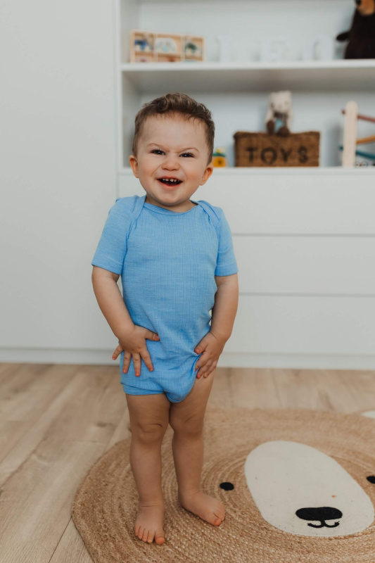 Dětské body z merino vlny, bavlny a hedvábí Cosilana s krátkým rukávem modrý melír Velikost: 98/104