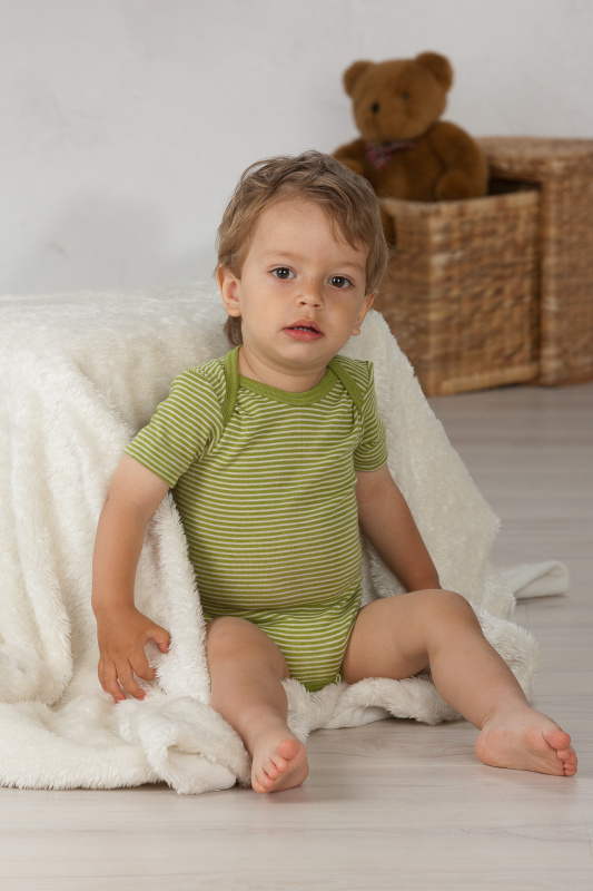 Dětské body z merino vlny a hedvábí Cosilana s krátkým rukávem zelený pruh Velikost: 74/80
