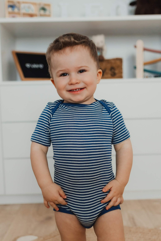 Dětské body z merino vlny a hedvábí Cosilana s krátkým rukávem modrý pruh Velikost: 86/92