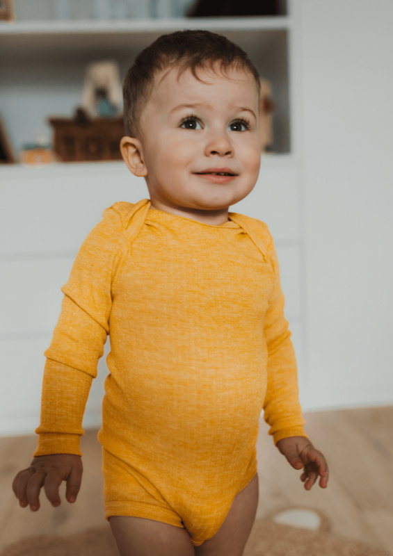 Dětské body z merino vlny, bavlny a hedvábí Cosilana s dlouhým rukávem žlutý melír Velikost: 86/92