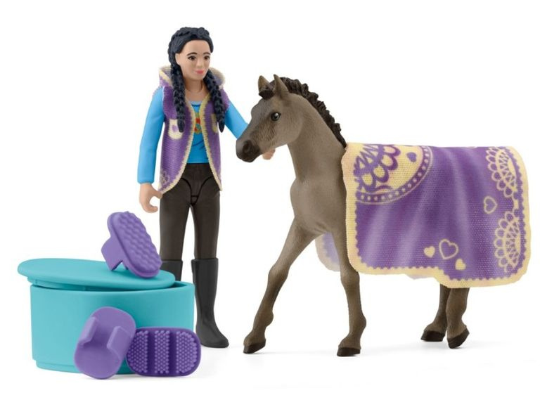 Schleich - Jezdecký klub, Hrací sada Zkrášlovací pro koně Criollo Definitivo s Kim