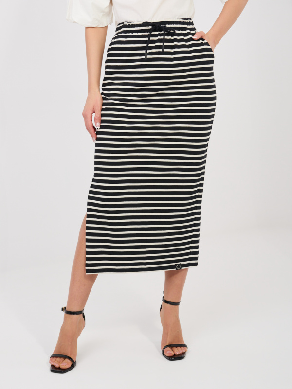 Černá bavlněná sukně s rozparkem