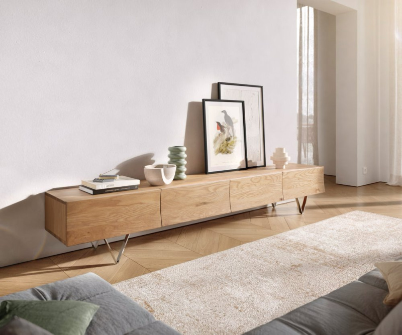 TV stolek Wyatt 220 cm přírodní dub 4 zásuvky podnož ve tvaru "V"