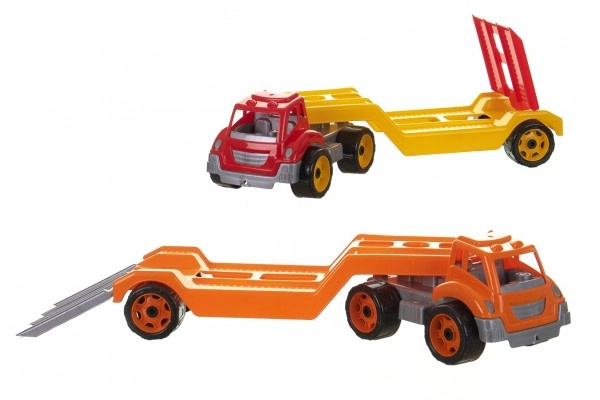 Kamion s přepravníkem na auta