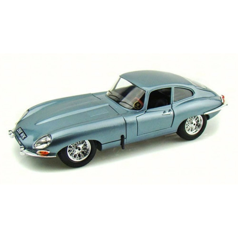 Bburago Jaguar E type Coupe stříbrná 1:18