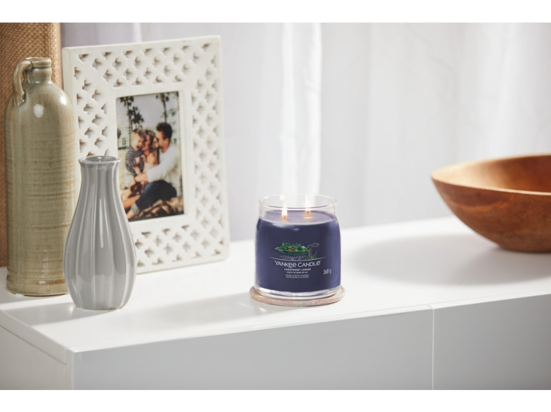 Yankee Candle Lakefront Lodge vonná svíčka Signature 368 g