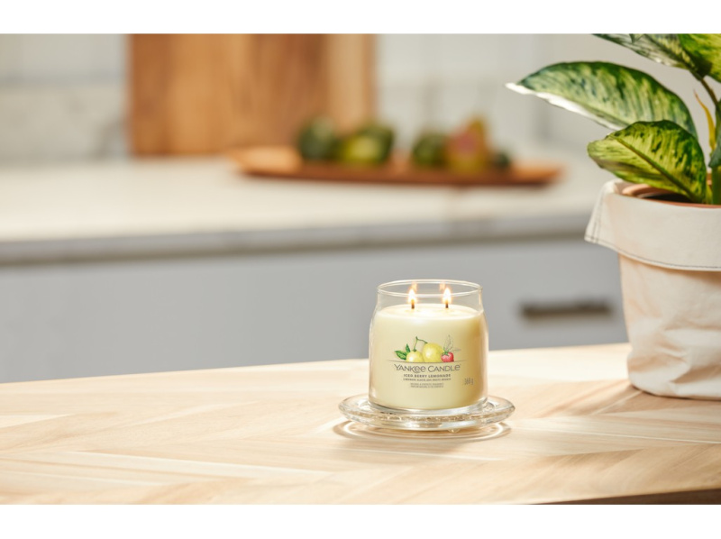 Yankee Candle Iced Berry Lemonade vonná svíčka Signature 368 g